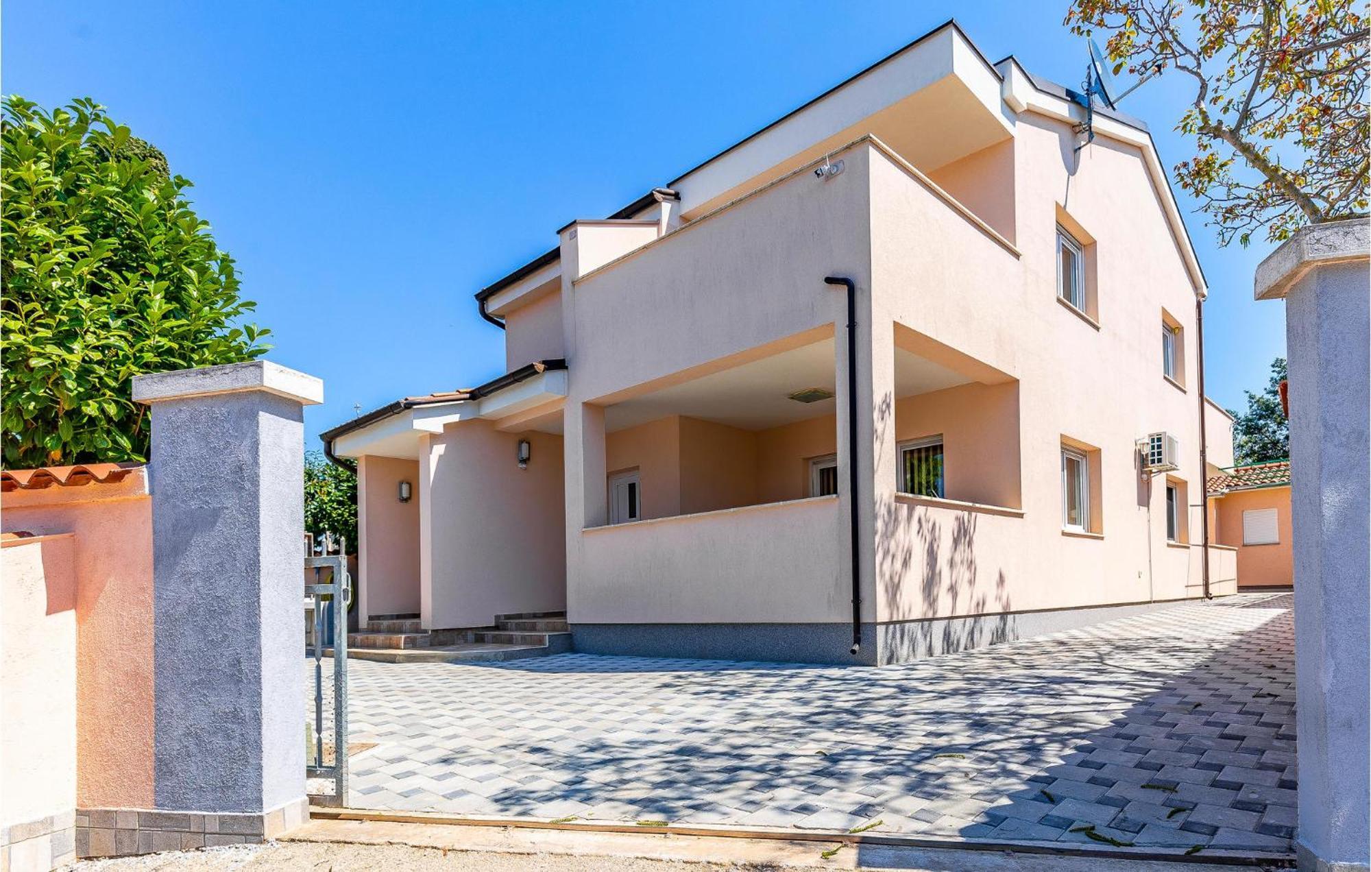 Stunning Apartment In Fazana With House Sea View Экстерьер фото